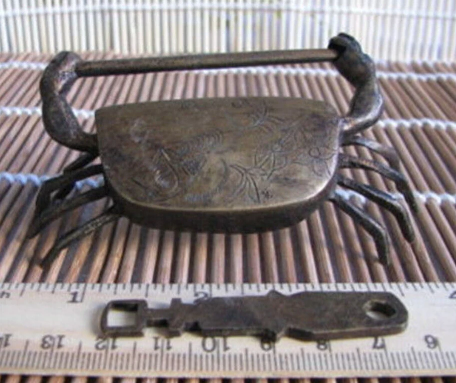 

B0601 522Chinese old style Brass Carved crab lock/key statue