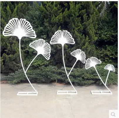 

The wedding props, ginkgo biloba road, set the stage window for the display of the ginkgo tree road