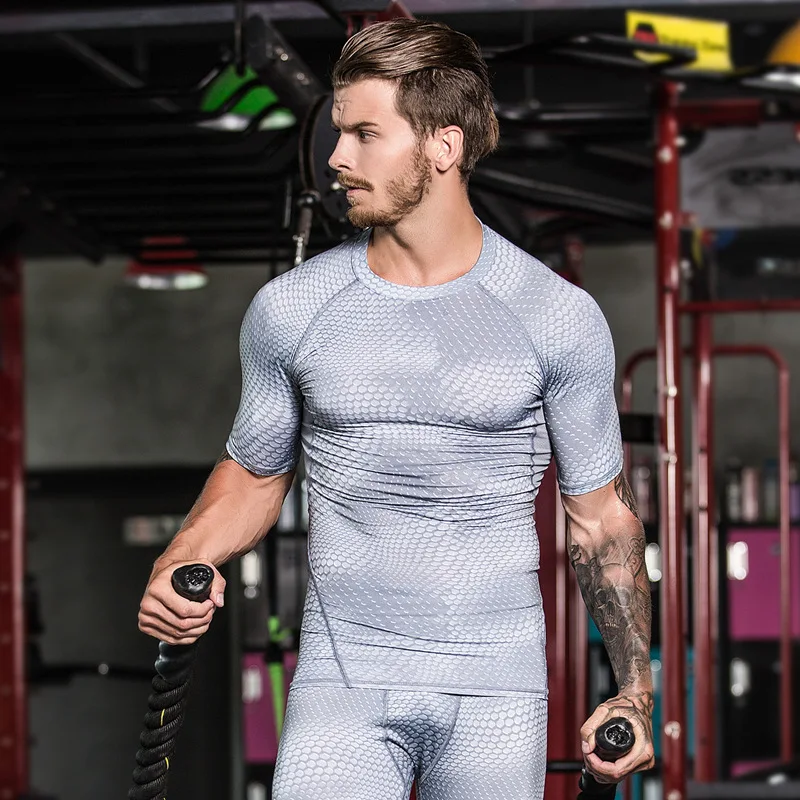 Billige Neue 2019 Workout kleidung männer basketball GYM running training elastische compression quick dry Scales gedruckt strumpfhosen kurzarm