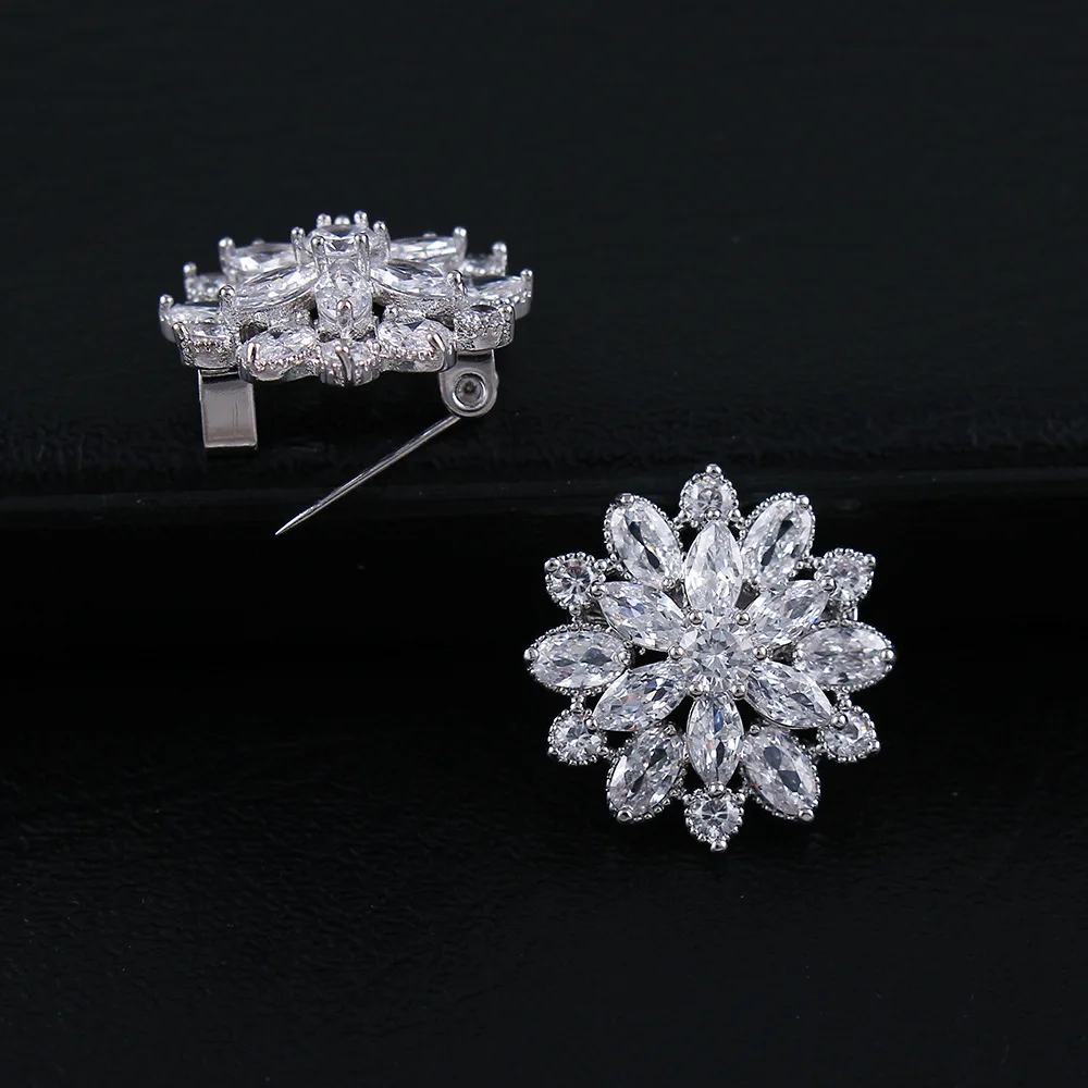 CINDY XIANG Cubic Zirconia Flower Brooches For Women And Men Unisex Wedding Coat Pin Copper Material Fashion Jewelry New Arrival - Окраска металла: pin silver