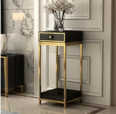 بسيطة الحديثة أريكة الزاوية. المعادن الزجاج المقسى متعدد الطبقات الأبيض حافة الجدول. صغيرة طاولة شاي ..