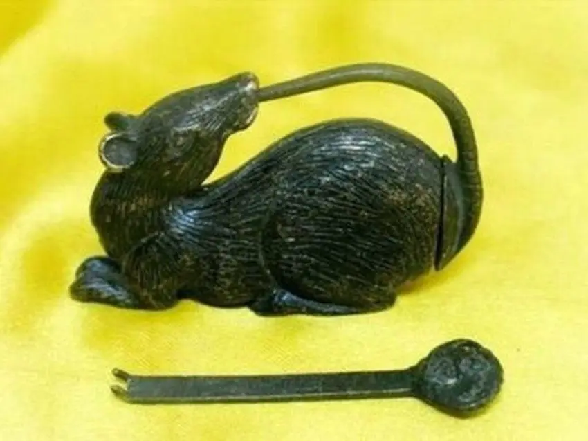 Редкий китайский старый стиль латунь Резные мышь замок и ключ