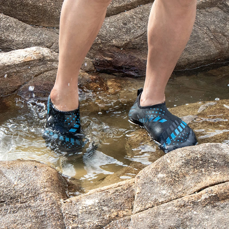 preço Onedoyee Natação Do Aqua Sapatos de Verão dos homens Malha Respirável Sapatos Sandálias de Praia Chinelos Sapatos Montante Adulto Natação Mergulho Sapato