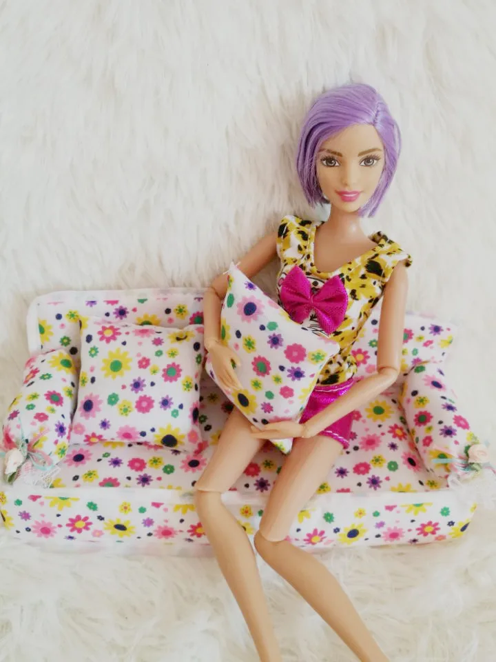 Free Shipping Mini Dollhouse Furniture Flower Cloth Sofa Couch With 2 Cushions Accessories For Barbie Doll