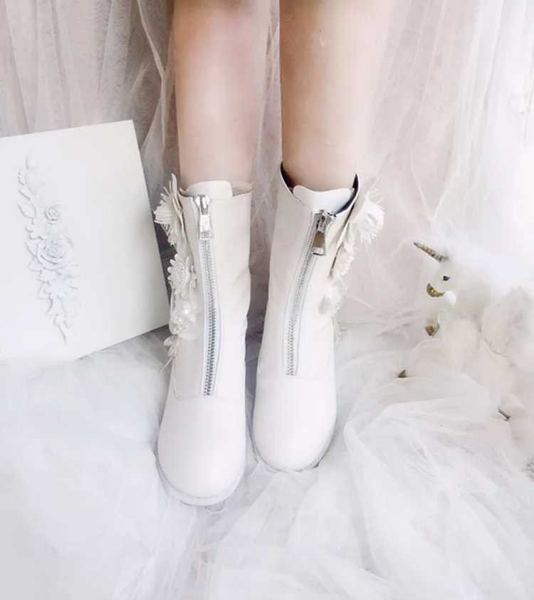 Женская обувь белого цвета с цветами и объемного Стразы и жемчугом, ботинки до середины икры с застежкой-молнией на зиму для девочек и леди