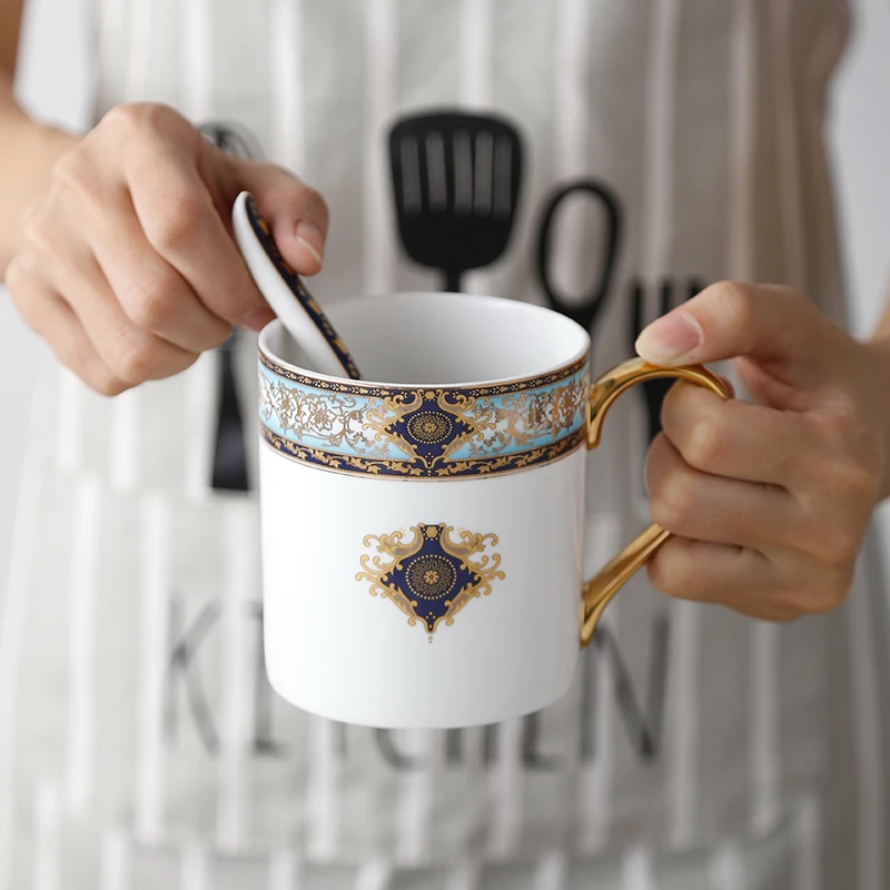Ретро богемский синий контур в золоте Европейский костяной фарфор кружка с ложкой креативная керамическая кофейная кружка, Офисная кружка молочная чашка в подарок