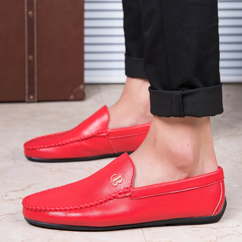 Красные лоферы; коллекция года; летние мужские туфли на плоской подошве; Повседневный светильник; модная трендовая дышащая обувь для вождения без шнуровки; мужские лоферы; обувь из искусственной кожи