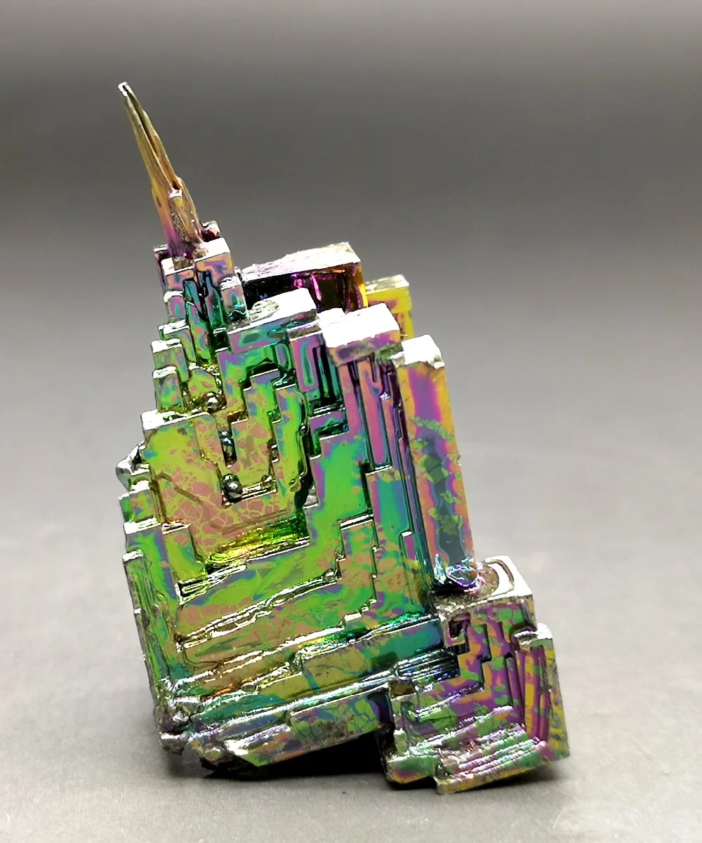 висмут минерал. висмутовая фольга. пентафторид висмута. металлические кристаллы в природе. бисмут) / bismuthum (bi).