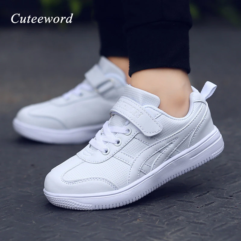 kids white running shoes