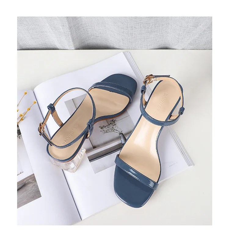 Однотонные сандалии-гладиаторы; женская обувь; soulier femme; Туфли на каблуке с синтетическими ремешками; лоферы с жемчугом; обувь с застежкой на ремне; однотонная пластиковая обувь в римском стиле