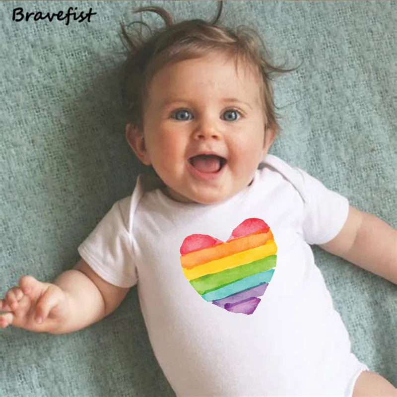 Цветные боди с сердечками для новорожденных; летняя одежда с короткими рукавами для мальчиков и девочек; костюмы для детей 0-24 месяцев; детские комбинезоны с круглым вырезом