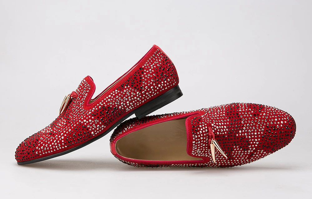 Красные и черные замшевые мужские туфли с золотыми кисточками и изысканными кристаллами; мужские свадебные и вечерние лоферы; Мужские модельные туфли; мужская обувь на плоской подошве