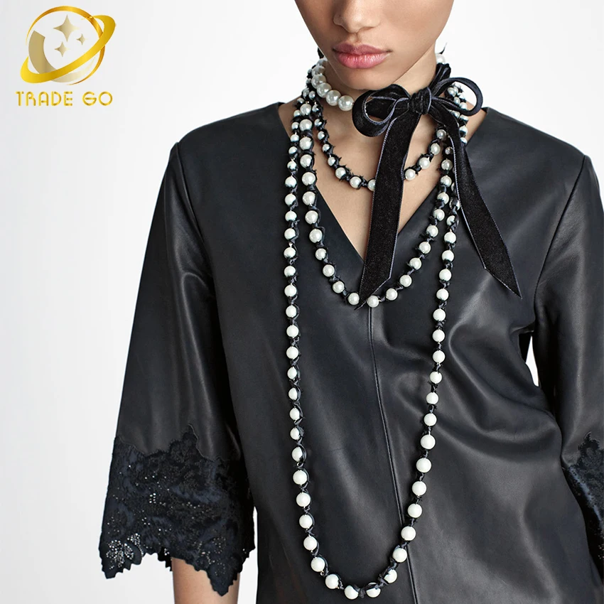 кружевной чокер готика алиэкспресс. бархатное колье. шейное украшение из бархата. колье серебряное под черное платье. чокеры и бусы на бархатной подставке.