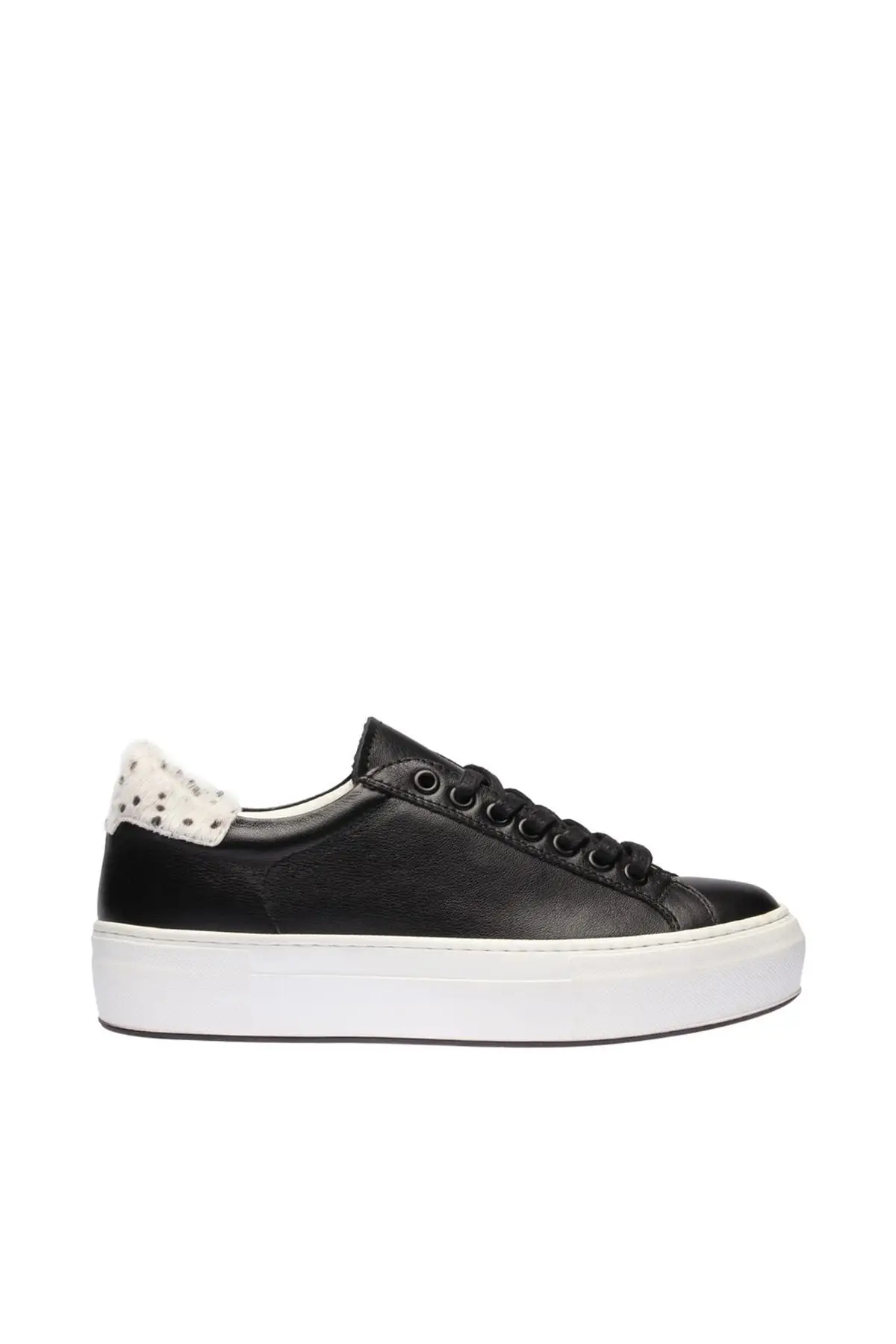 

Pearl Black Women Sneaker 120130002302