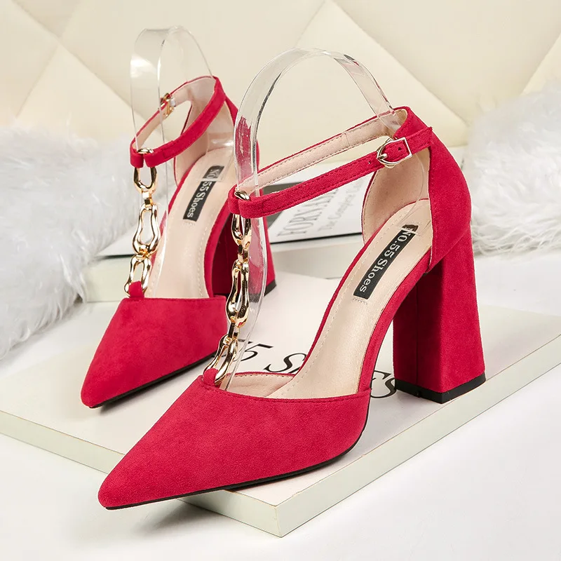 2019 Women's fashion flock Pointy high-heeled Solid Sandals Professional OL women's shoes Chain decoration new product market |