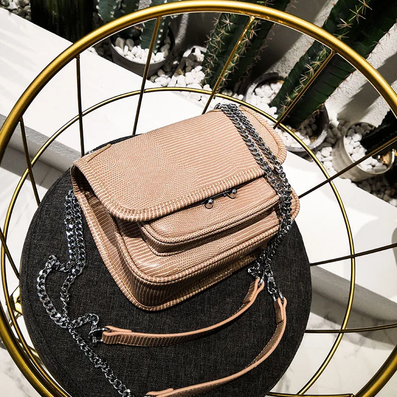 Упаковка в 2019 году-это винтажная маленькая квадратная сумка с одним плечом и