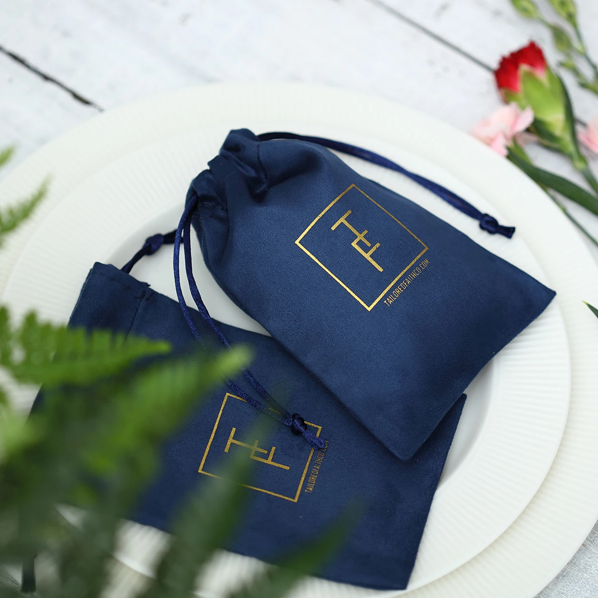 100 фланелевая темно-синяя упаковка ювелирных изделий индивидуальный логотип бархатный шнурок Подарочный мешок для украшения свадебной вечеринки мешочки