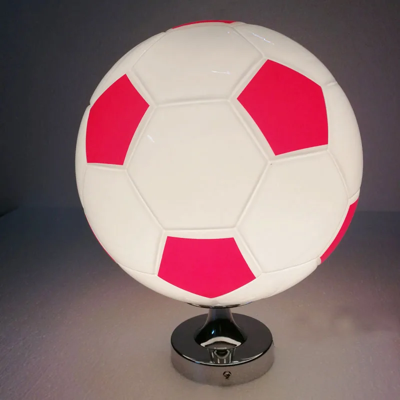 red football Настольная лампа баскетбол футбол настольная лампа спальня прикроватная лампа Дети креативный мультфильм декор для комнаты мальчика теплый и прекрасный - Цвет абажура: red football