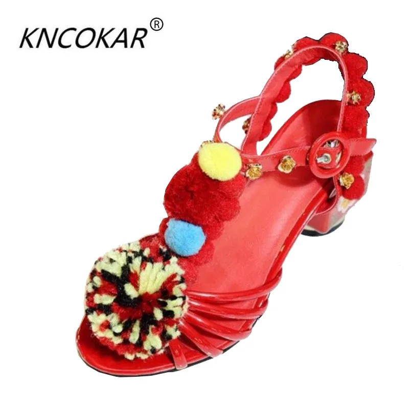 

In 2017, the new fashion show is a Roman women , high-heeled shoe with a pair of female sandals