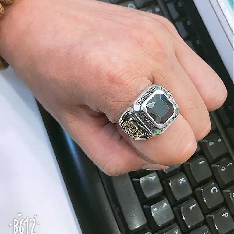 Мужское кольцо из серебра 100% пробы с изменяемым размером и инкрустированным