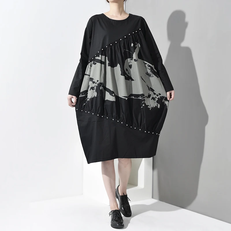

[EAM] 2019 New Autumn Winter Round Neck Long Sleeve White Pattern Printed Pleated Loose Big Size Dress Women Fashion Tide JO356