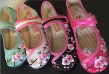 Grandes zapatos de las muchachas mary jane pequeño bordado de la flor blanca verde negro rosa zapatos tradicionales chinos de la princesa vintage zapato de baile
