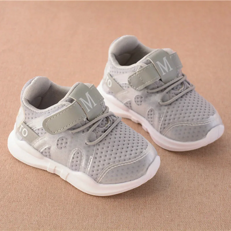 الأطفال أحذية للأولاد رياضية الطفل عارضة الفتيات تشغيل الاطفال الأبيض أحذية رياضية مصباح أنيق شقة لينة تنفس بو الجلود