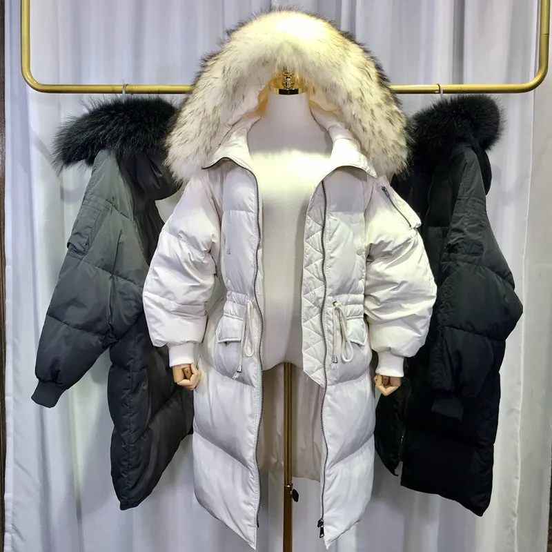 white TopFurMall) Европейской зимы Для женщин парки вниз пальто мех енота капюшоном Леди Длинные Верхняя одежда; пальто 4XL LF5065 - Цвет: white