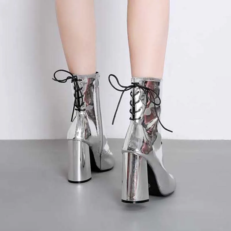 Ботинки на высоком каблуке; модные серебристые женские ботильоны из лакированной кожи с острым носком; пикантные женские туфли-лодочки с перекрестной шнуровкой; ботинки «Челси»