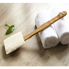 Натуральная люфа отшелушивающая щетка для тела на деревянной ручке