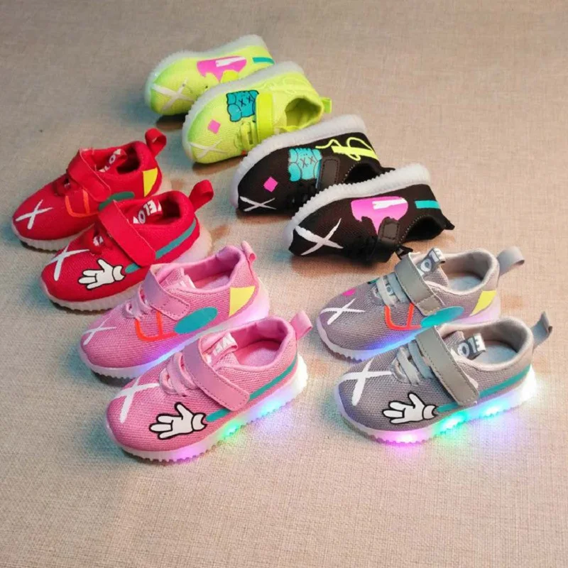 

2018 European Lovely cartoon mesh baby first walkers LED shoes baby glowing flash finger cute girls boys shoes sneakers