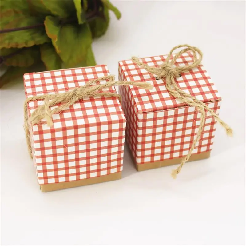 

Newest 100pcs lattice kraft paper Wedding Favor Boxes Wedding Candy Box Casamento Wedding Favors And Gifts