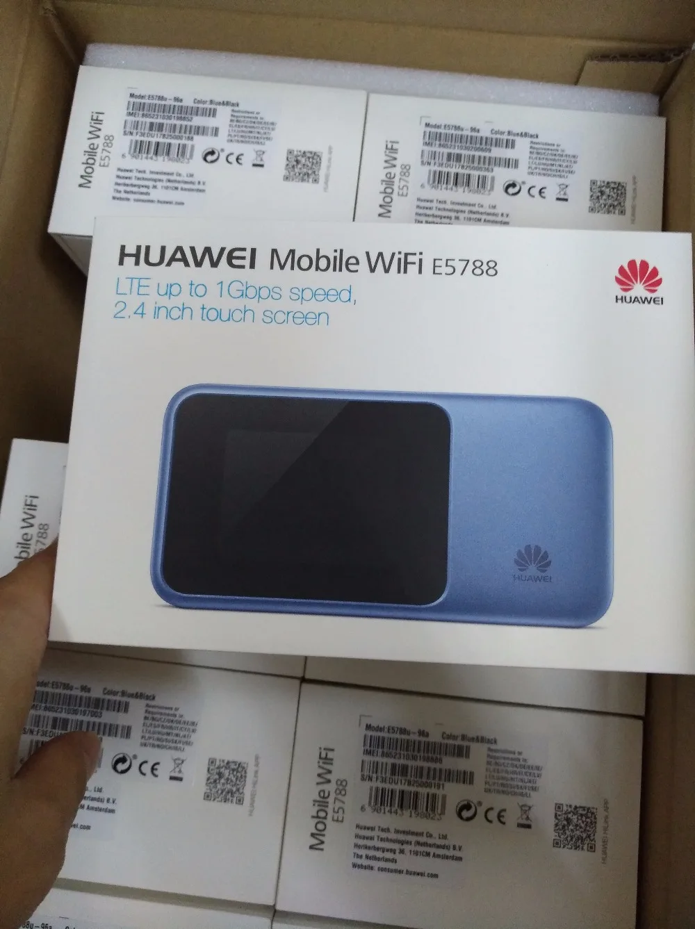 Huawei E5788u-96a 4G 4CA-LTE: B1/B3/B4/B5/B7/B8/B19/B20/B28/B38/B40/B41/B42 Cat16 1Gbmps MiFi модем Поддержка Bluetooth 4,0+ NFC