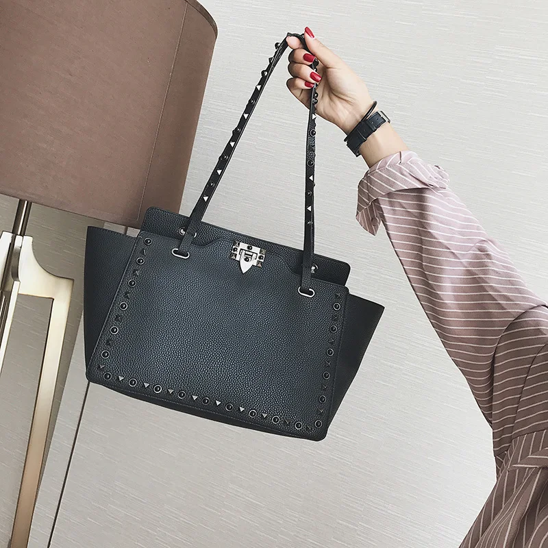 

High quality women's rivet shoulder bag 2019 autumn new large capacity single shoulder Messenger bag fashion wings bat bag