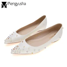 Обувь из органической кожи с острым носком и заклепками в Корейском стиле; женские тонкие туфли ярких цветов с закрытым носком; удобная обувь для вождения; балетки на плоской подошве