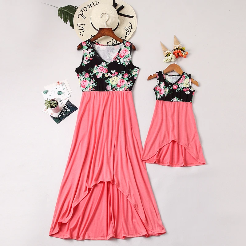 Необычные платья для мамы и дочки с v-образным вырезом и цветочным принтом; одежда для мамы и дочки; одинаковые комплекты для семьи; платье для мамы и дочки