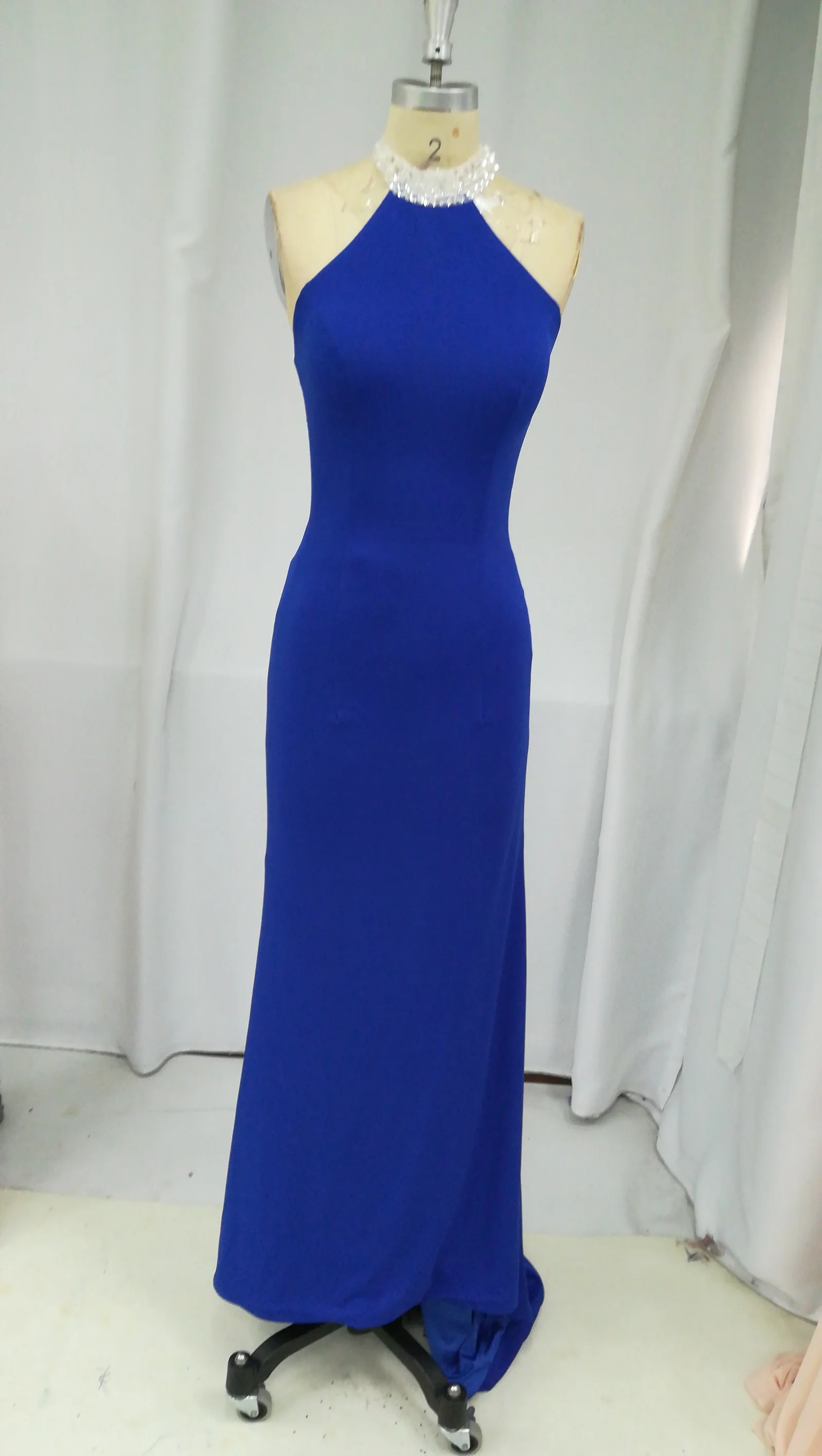 Роскошное платье с юбкой годе Королевского синего цвета платья для выпускного вечера Длинные Холтер Блестящие кристаллы отвесная спина развертки поезд вечерние платья Vestido de gala