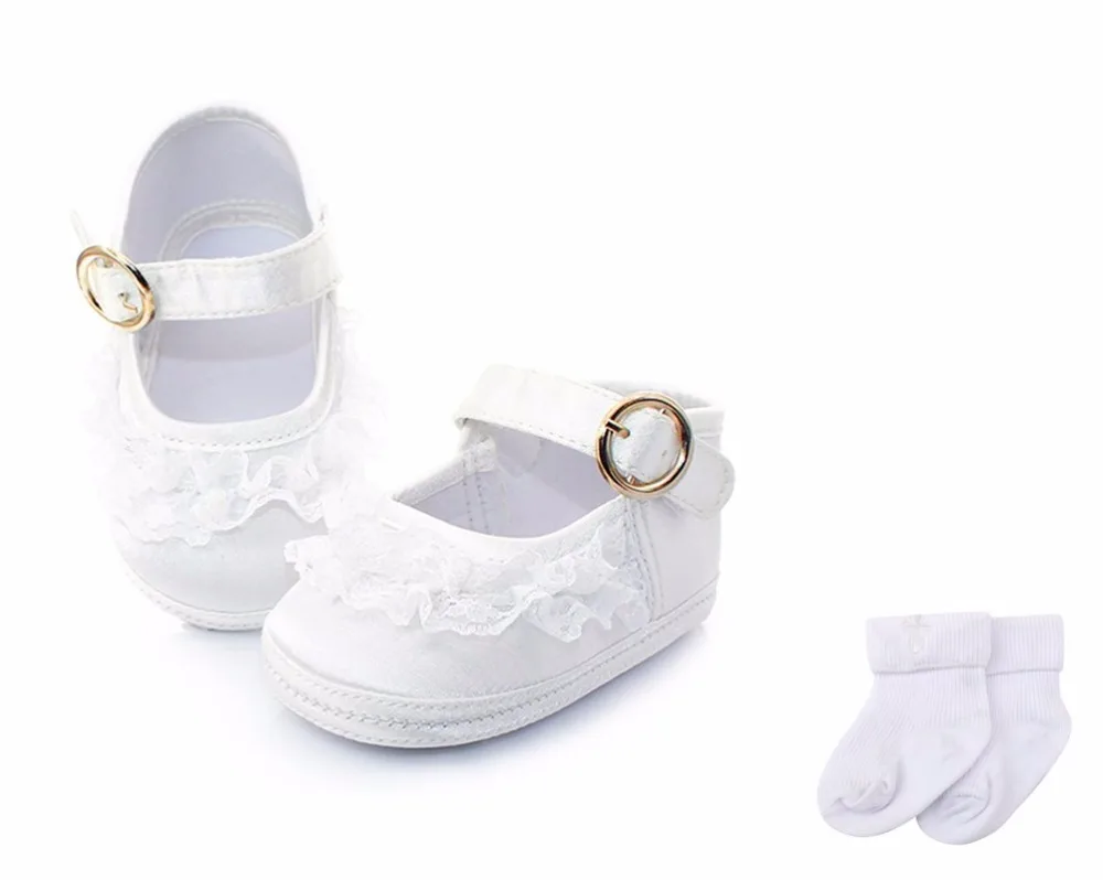 Delebao Чистый Белый Крещение крещение Кружево металлической пряжкой для маленьких девочек Обувь + крещение Носки для девочек для 0-12 месяцев