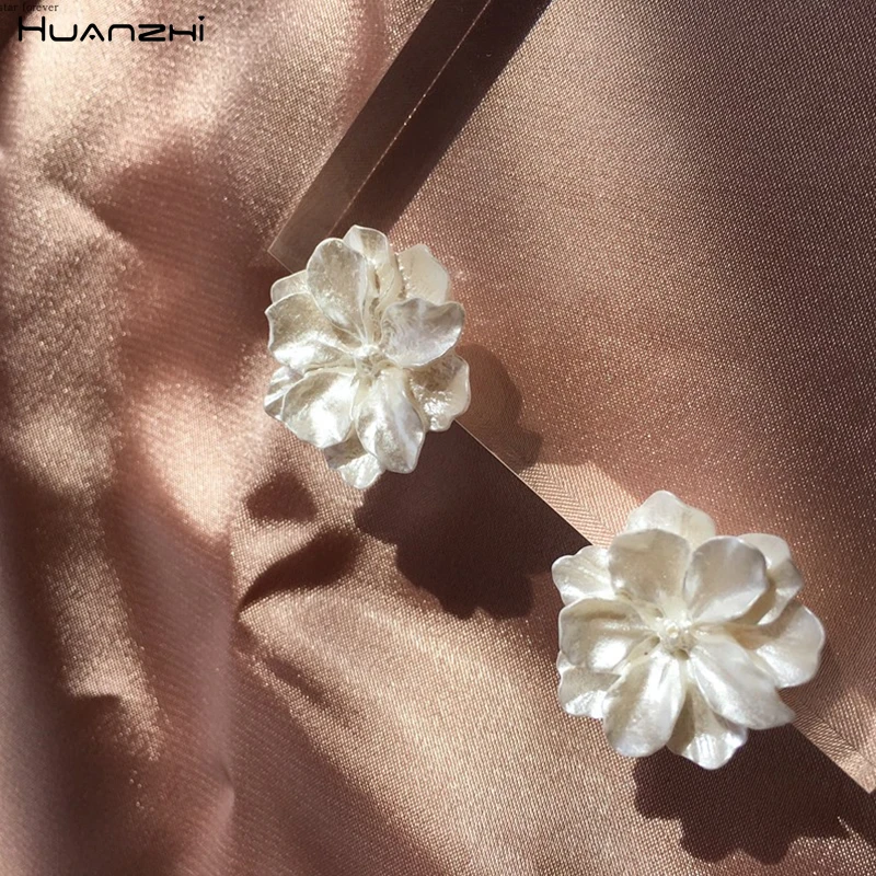 

HUANZHI 2019 Unique White Flower Minimalist Chic Tender Sweet Metal Korea S925 Silver Alloy Stud Earrings for Women Holiday