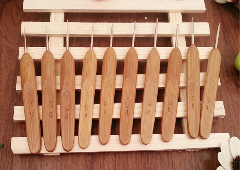 

Bamboo Handle Metal Crochet Hooks Needlecrafts Tool 10pcs in 1 Set GQ999