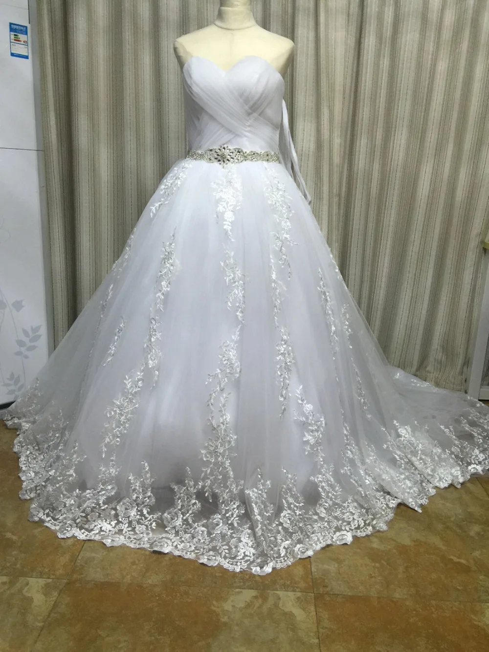 

New White Plus Size Wedding Dresses 2017 Ball Gown Tulle with Lace Appliques Bridal Gown with Crystal Belt Vestido de noiva