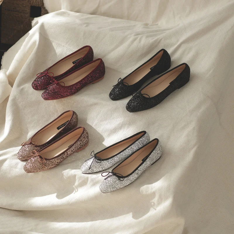Милые женские балетки на плоской подошве с квадратным носком и бантом; яркие цвета; женские блестящие тонкие туфли с закрытым носком; женские лоферы; сезон осень