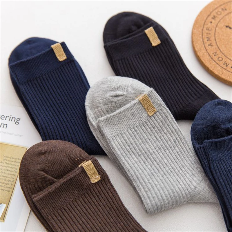 

2018 men socks 5 pairs new autumn men crew casual socks solid color long men's fashion cotton happy socks for men