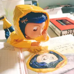 NECA детские игрушки Coraline & the Secret Door куклы, фигурку 7 дюймов плащи версия Caroline Девушка Рождественский подарок