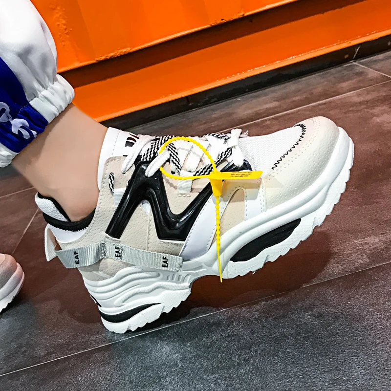 Online Zapatillas de deporte gruesas con plataforma de papá de cuero para amantes de los zapatos casuales para mujer con estilo zapatillas de deporte gruesas planas con suela de cuña blanca para caminar