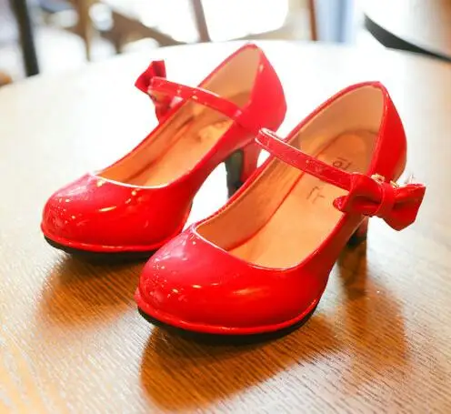 Новые модные детские босоножки Туфли для принцессы танцевальные сандалии с бантиком для девочек блестящие однотонные вечерние туфли на высоком каблуке для детей - Цвет: Красный