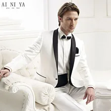 Костюм, платье цвета слоновой кости, черный отворот жениха, держит мужчин за жениха(пальто+ брюки+ галстук-бабочка