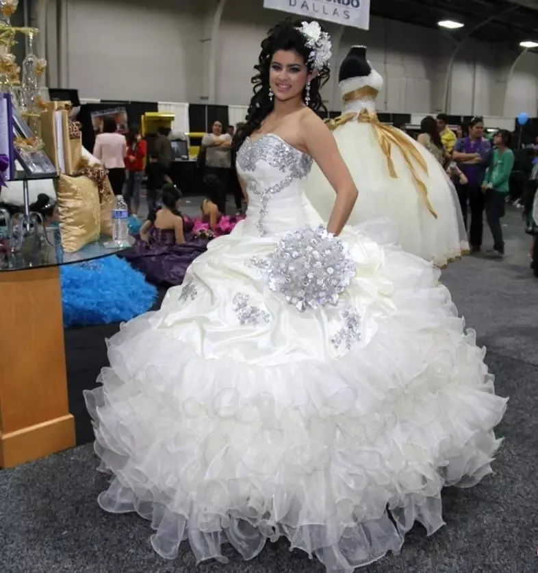 

2019 White Ball Gowns Quinceanera Dresses Sweetheart Crystal Beads Ruffles Organza Sweet 16 Years Prom Party Dress Pageant
