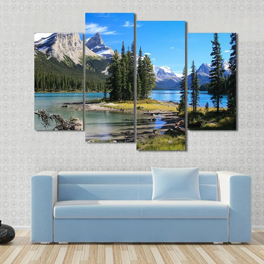 Maligne_Lake_at_the_Jasper_National_Park_in_Canada_1400x
