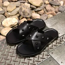 Шпилька с заклепками летние пляжные шлепанцы на плоской подошве из натуральной кожи Для мужчин s сандалии Для мужчин Горячая лето